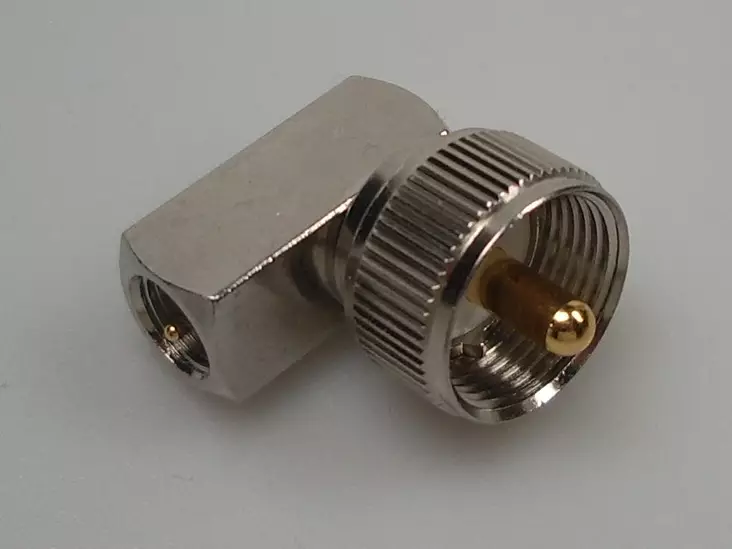 ADAPTERI FME-U/UHF-U, KULMA (Esim. KOMPRO AUTORADIOON) - Liitinadapterit - 704771 - 1