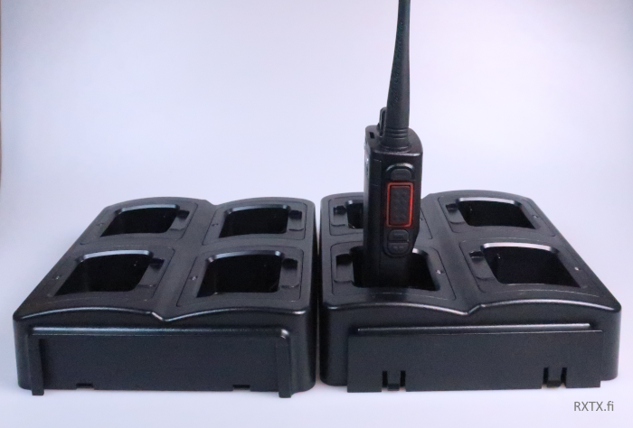 QX-BC+ 4-PAIKKAINEN LAAJENNUS PALIKKA ANYTONE AT-D269 MULTI-LATURIIN - AnyTone laturit - 302112 - 1