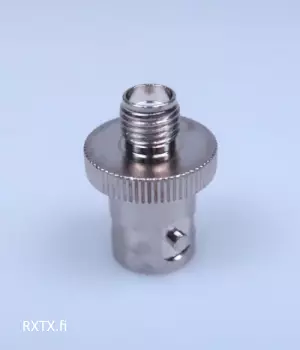 ADAPTERI SMA-n / BNC-n TASAPOHJA LEVEE ja LYHYT - Liitinadapterit - 704526 - 1